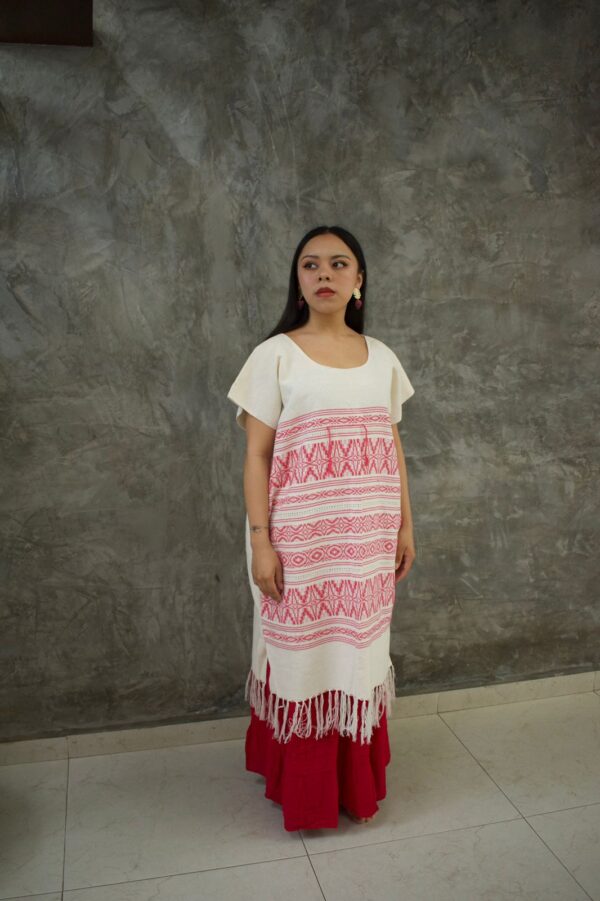 Conjunto de huipil, rebozo y falda.