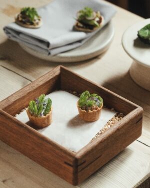 Caja de madera de 14x14x6 cms a base de tzalam y fondo de triplay acabado barniz mate