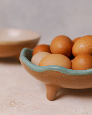 Molcajete tipo ostra de barro bruñido