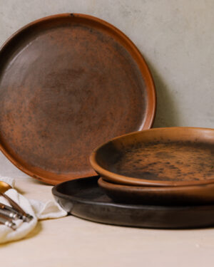 Plato trinche con borde barro bruñido 26 cm.